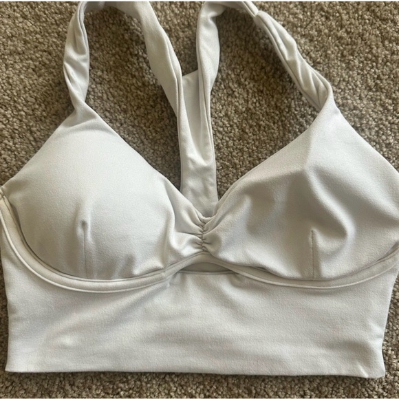 𝐵𝑜𝓂𝒷𝓈𝒽𝑒𝓁𝓁 𝒮𝓅𝑜𝓇𝓉𝓈𝓌𝑒𝒶𝓇 Keyhole Sport Bra - Picture 2 of 3
